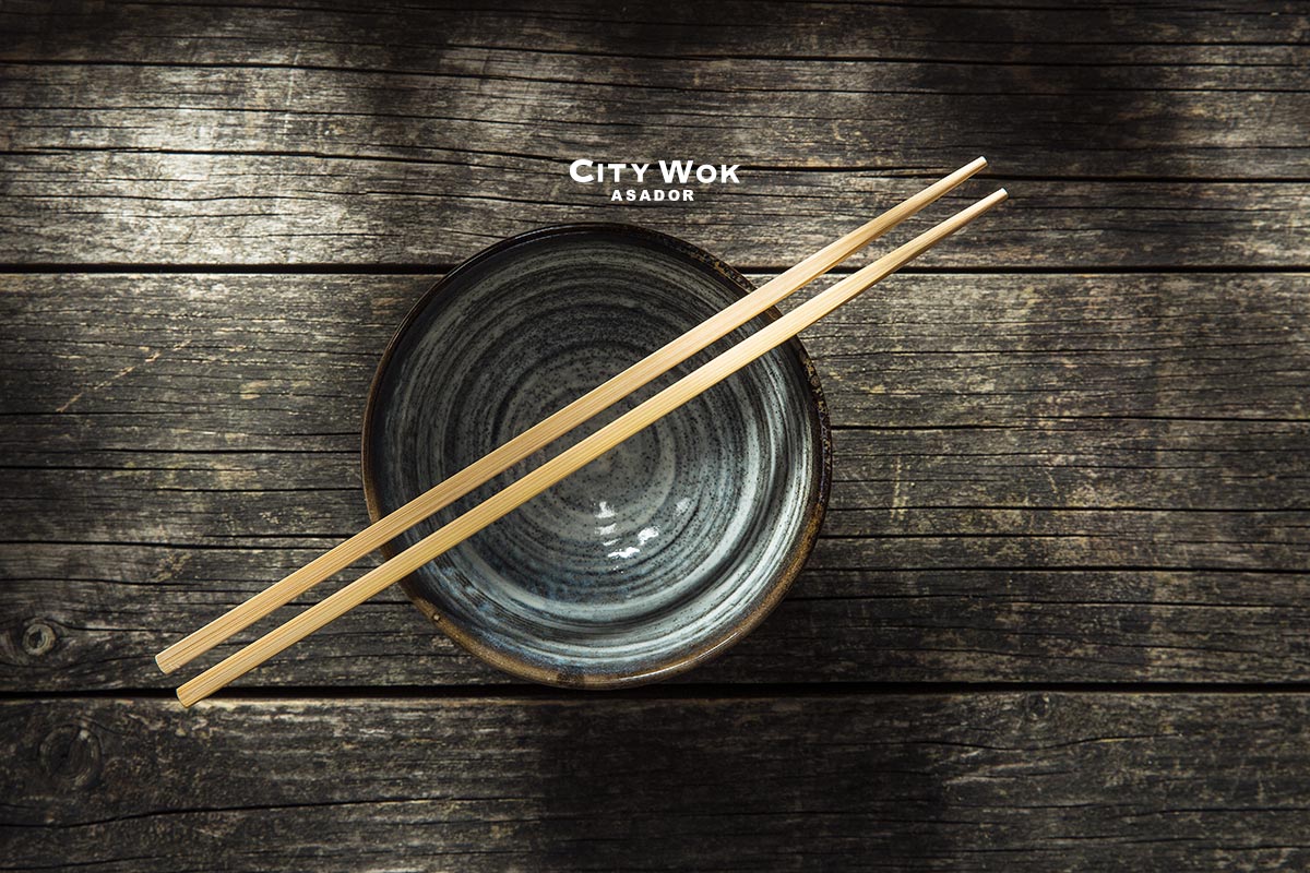 ¿Cómo se deben usar los palillos chinos? City Wok Granada